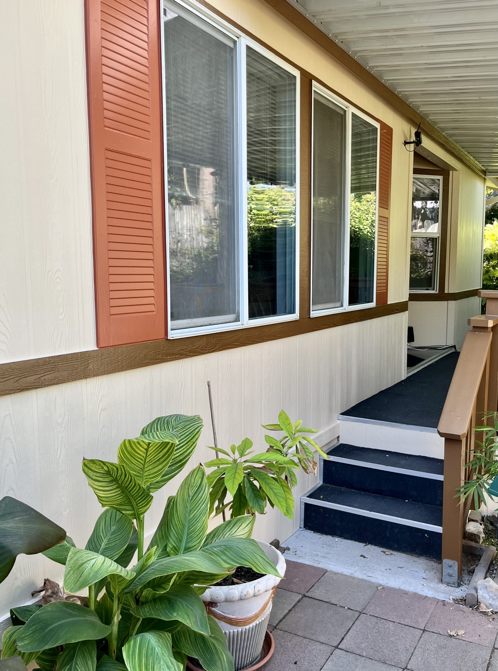 Stucco home entry painting with color accents Stucco entry with color accents